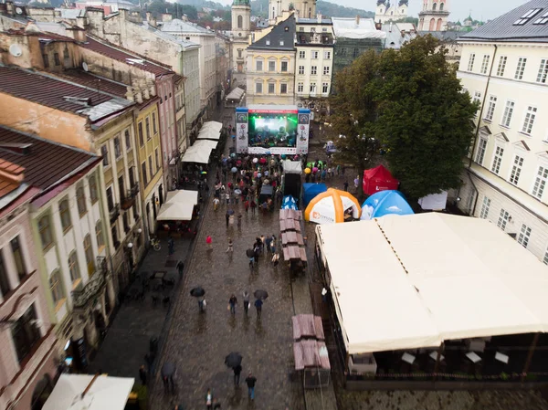 Lviv, Ukrajna-szeptember 7, 2019: rezsi kilátás a központi térre esős időben — Stock Fotó