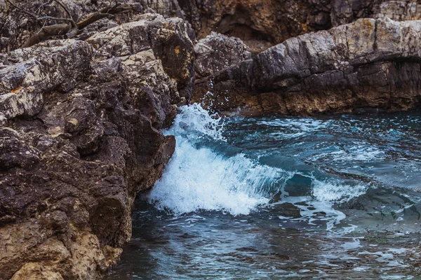 Vista di spiaggia rocciosa mare in tempo tempesta — Foto Stock