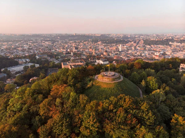 Вид на високий замок міський парк — стокове фото