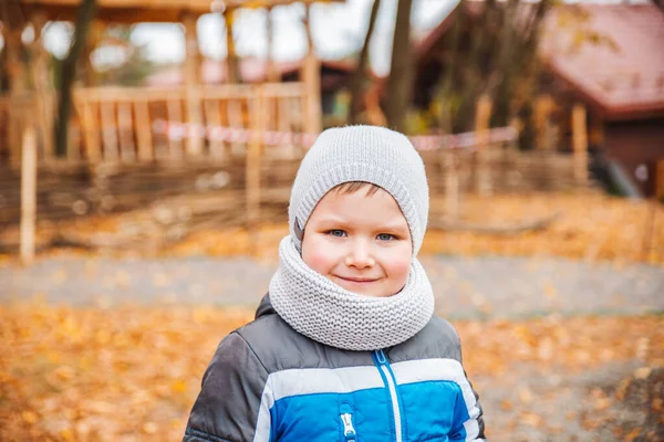 Retrato de niño de 5 años en traje de otoño —  Fotos de Stock