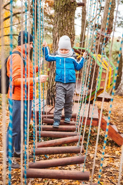 Pai com criança criança filho brincando no playground outono temporada — Fotografia de Stock