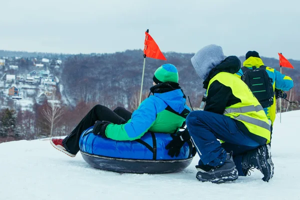 Atividades divertidas de inverno. passeio para baixo pela colina na tubulação de neve — Fotografia de Stock