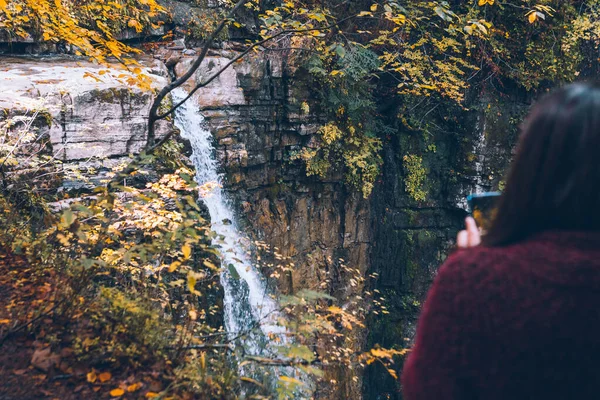 Donna guardando cascata autunno stagione autunnale — Foto Stock