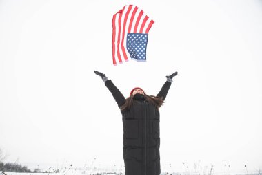 Kadın Amerikan bayrağını yakaladı. Kış zamanı