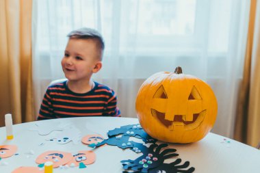 Jack balkabağı kafalı arka planda küçük bir çocuk