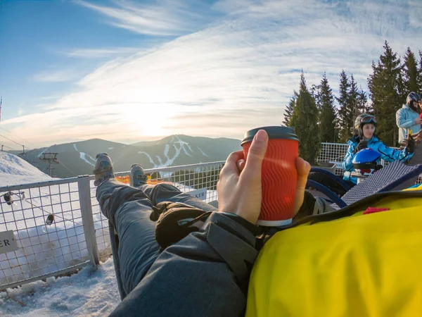 Vrouw drinken van hete thee op de top van de winterheuvel met uitzicht op zonsondergang — Stockfoto