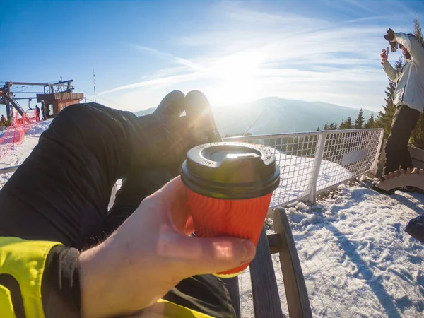 Férfi teát iszik a tetején a téli hegy kilátással naplemente — Stock Fotó