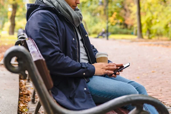 Man dricker kaffe utomhus höstsäsongen pratar i telefon — Stockfoto