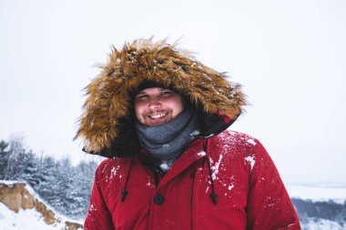 kırmızı kış ceket kürk başlık arka plan üzerinde kar alan adam