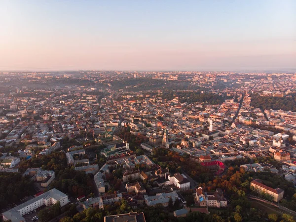 Högst upp bild av lviv stad vid solnedgången — Stockfoto