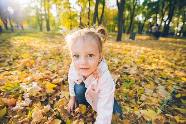 가을 도시 공원에서 작은 미소 금발의 귀여운 유아 소녀 — 스톡 사진
