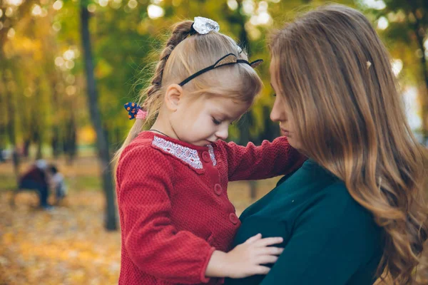 Mutter Tochter liebt Umarmung im herbstlichen Stadtpark — Stockfoto