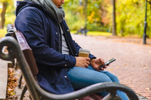 Ember iszik kávét a szabadban őszi szezon beszél a telefon — Stock Fotó