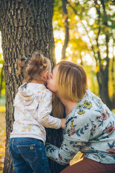 Mutter Tochter liebt Umarmung im herbstlichen Stadtpark — Stockfoto