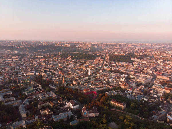 Högst upp bild av lviv stad vid solnedgången — Stockfoto
