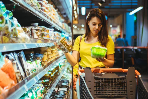 Young pretty adult woman do shopping in grocery store — Stock Photo, Image