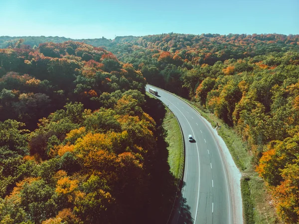 Luchtfoto van de herfstsnelweg in het bos — Stockfoto