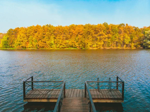 Jetée au lac avec vue sur la forêt d'automne — Photo