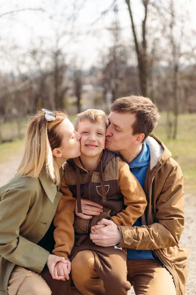 Retrato de la encantadora familia joven al aire libre —  Fotos de Stock