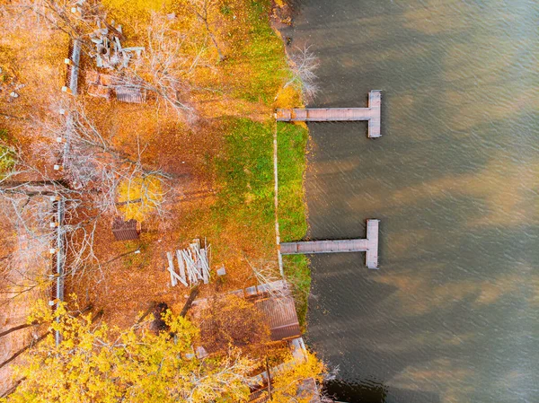 Вид на осінній лісовий парк біля озера з пірсами — стокове фото
