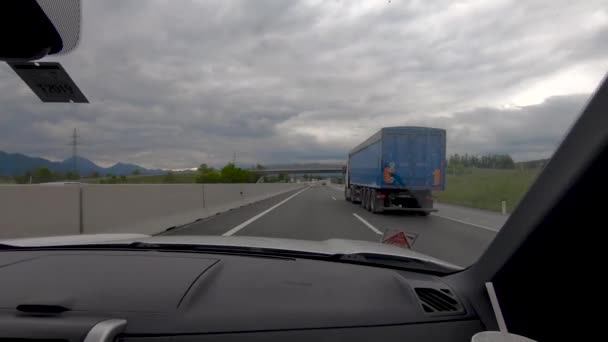 Autostrada, Austria - 15 maja 2019: koncepcja podróży samochodem na autostradzie. — Wideo stockowe
