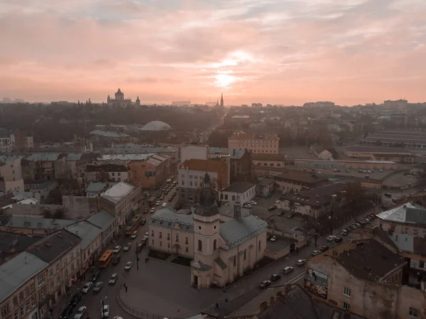 Lviv, Ukraina-november 11, 2018: Flygvy över solnedgången över gamla europeiska staden biltrafik — Stockfoto