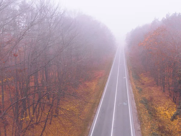 Jesień autostrada droga mgła mgła pogoda — Zdjęcie stockowe