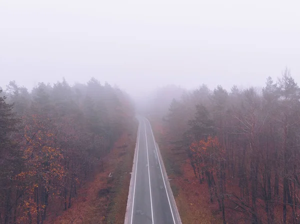 Jesień autostrada droga mgła mgła pogoda — Zdjęcie stockowe