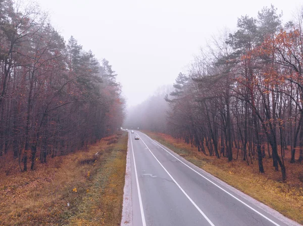 Jesień autostrada droga mgła mgła pogoda — Zdjęcie stockowe