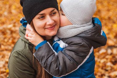 sonbahar kıyafeti birlikte çocuk oğlu ile anne portresi