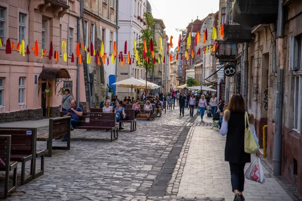 Lviv, Ucrânia - 18 de setembro de 2018: pessoas andando pela rua turística da cidade — Fotografia de Stock