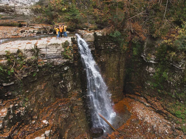 Vrienden op de top van de waterval herfst seizoen — Stockfoto