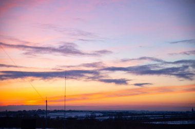 Kar üzerinde kış günbatımı manzarası