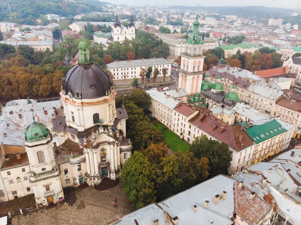 Vista aerea della vecchia città europea autunnale — Foto Stock