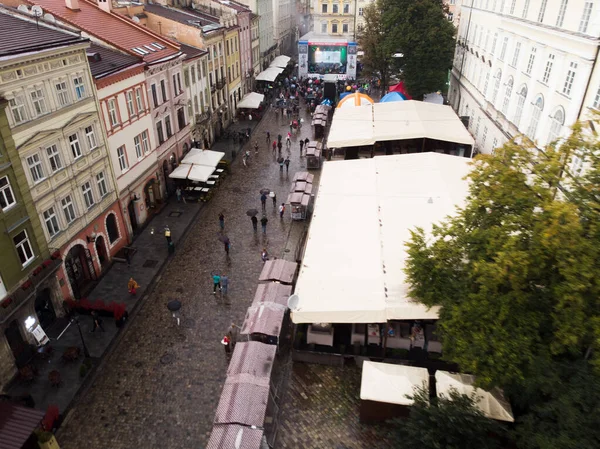 Λβιβ, Ουκρανία-7 Σεπτεμβρίου 2019: εναέρια θέα στην πλατεία της Κεντρικής πόλης με βροχερές καιρικές συνθήκες — Φωτογραφία Αρχείου