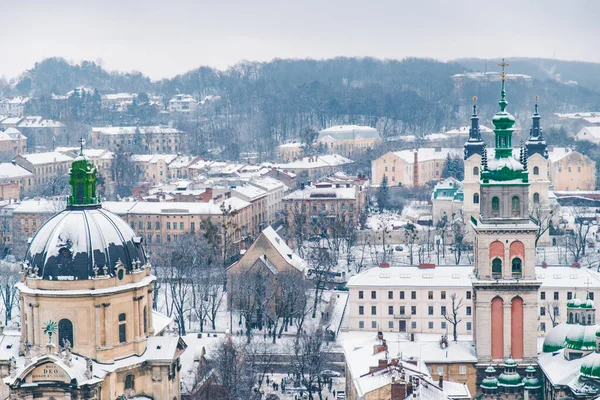 Vista sul paesaggio urbano della vecchia città europea durante l'inverno — Foto Stock