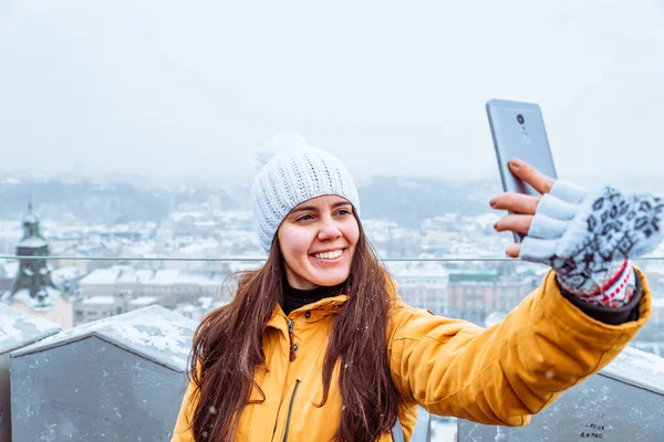 Giovane bella donna adulta prendendo selfie con bella vista della vecchia città europea — Foto Stock