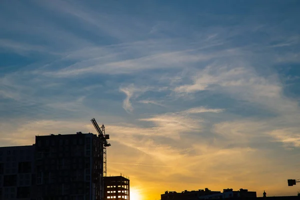 Silhouet van de bouwplaats bij zonsondergang — Stockfoto