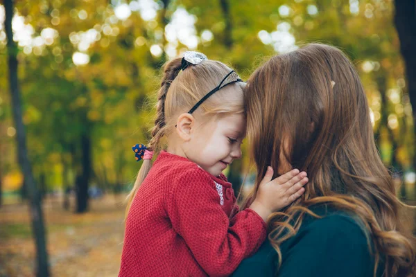 Mutter Tochter liebt Umarmung im herbstlichen Stadtpark — Stockfoto