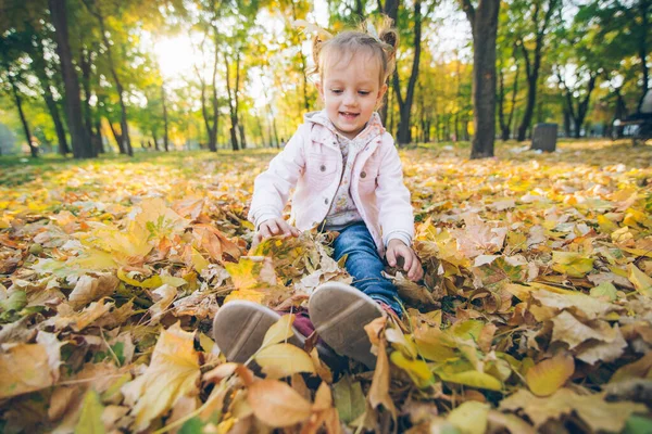 Mather med liten toddle dotter spelar i höstens stadspark — Stockfoto