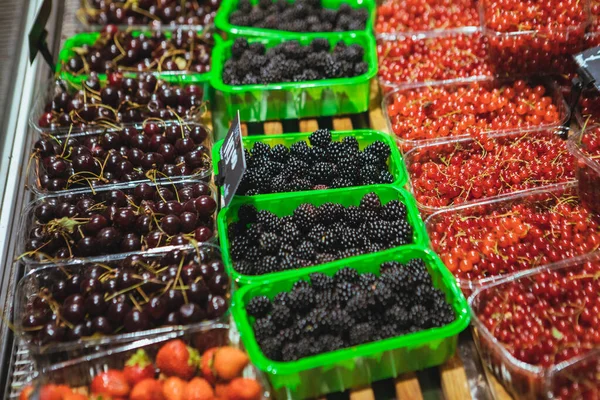 View of store shelf full of berries — Stock Photo, Image