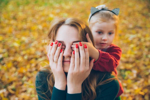 Raten Sie, welche Tochter die Augen vor der Mutter verschließt — Stockfoto