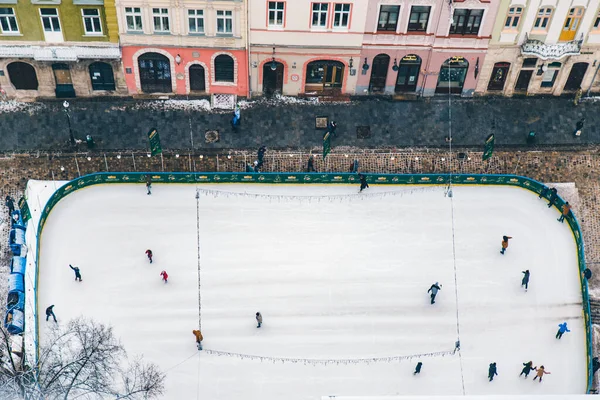 Lwów, Ukraina - 21 stycznia 2018: widok na lodowisko narciarskie w centrum rynku we Lwowie — Zdjęcie stockowe