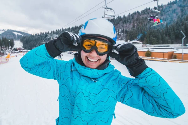 스키 장비를 착용하고 웃는 젊은 여성의 사진. 겨울 스포츠 활동 — 스톡 사진