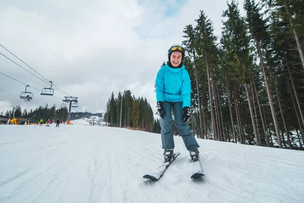 Largo anjo foto de esqui jovem mulher adulta — Fotografia de Stock