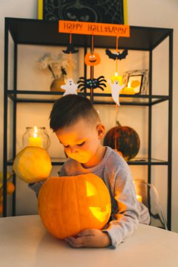 Jack balkabağı kafalı arka planda küçük bir çocuk