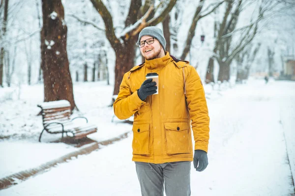 Man drinking coffee in city park. lifestyle. casual. — Stock Photo, Image