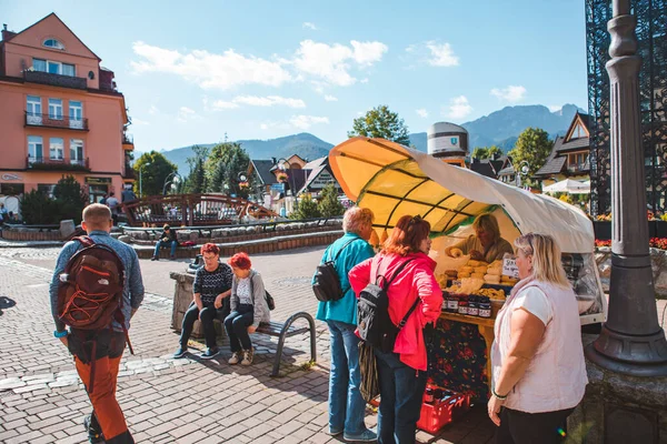 Zakopane, Polonia - 13 settembre 2019: chi acquista formaggio al mercato di strada — Foto Stock