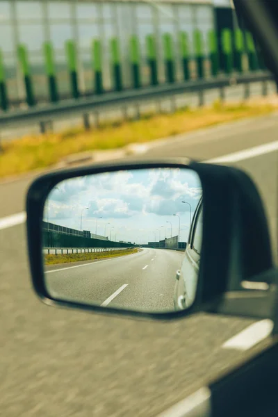 Visión en el espejo trasero del viaje por carretera del coche —  Fotos de Stock