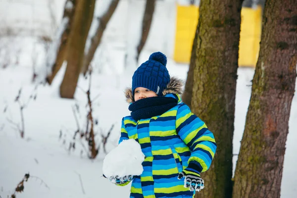 小男孩在玩雪。 制作雪球. — 图库照片